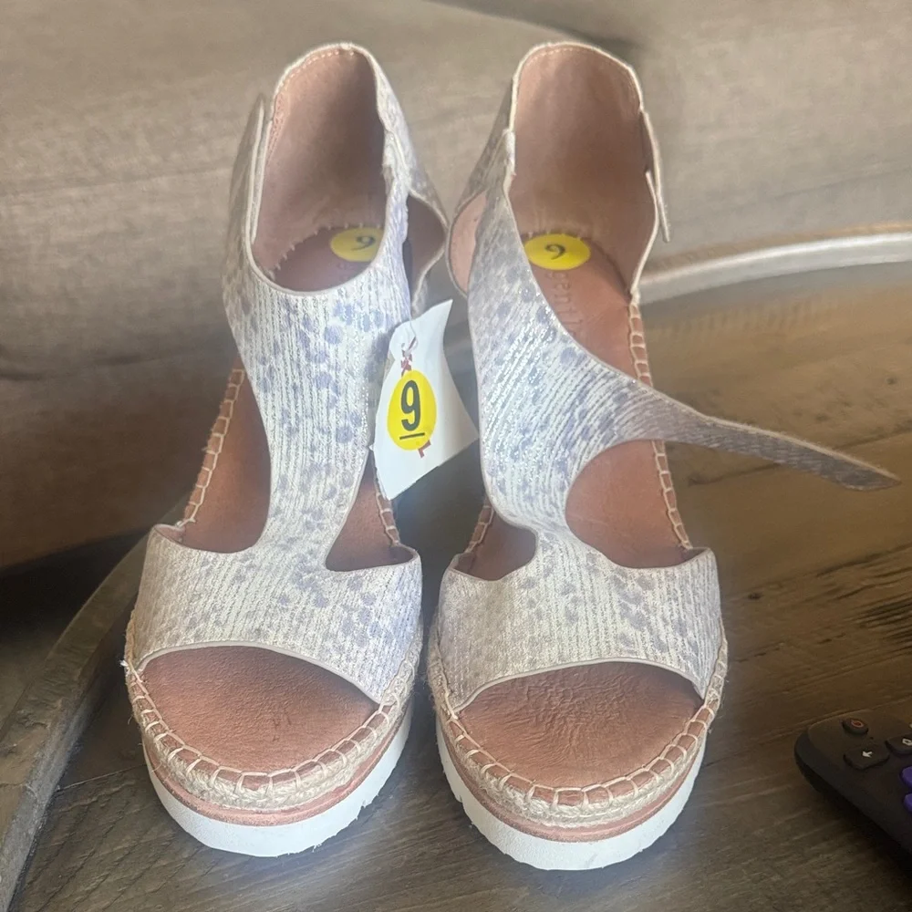 gentle souls by Kenneth Cole Light Gray Patterned Open-Toe Wedge Sandals